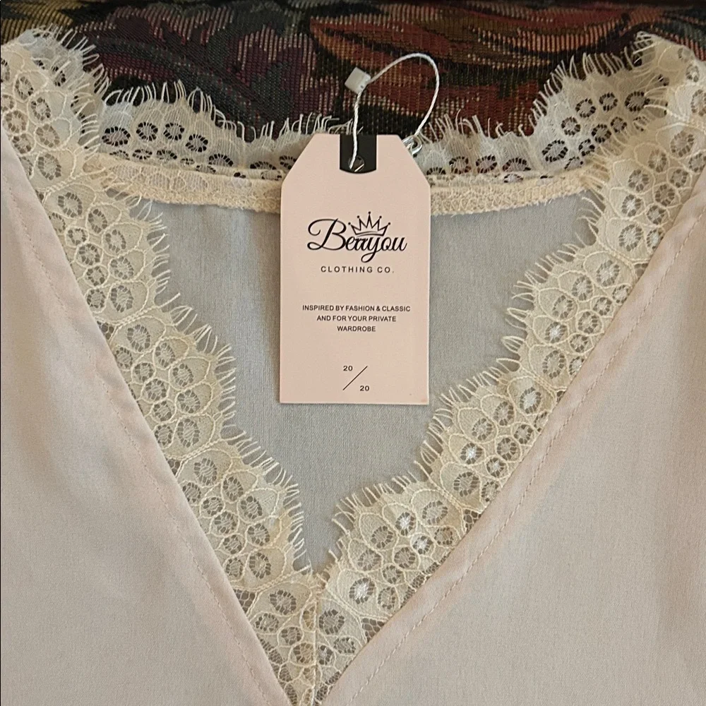 Berryou Elegant Lace Trim Cream Colored Camisole - Picture 4 of 4